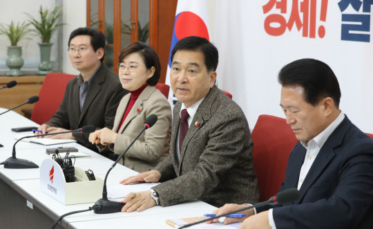 심재철 한국당 원내대표가 5일 국회에서 열린 기자간담회에서 발언하고 있다. 연합뉴스
